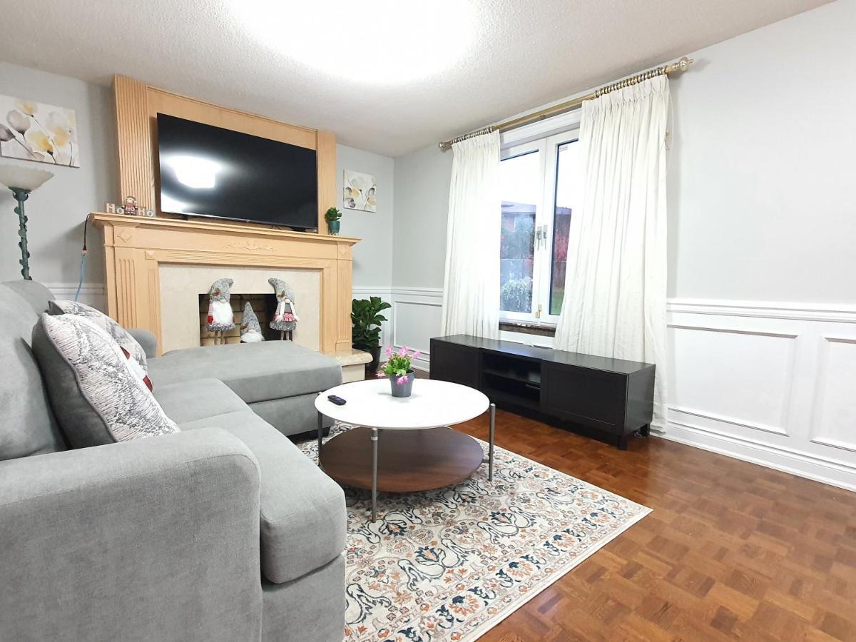 A Home Away Торонто Екстериор снимка