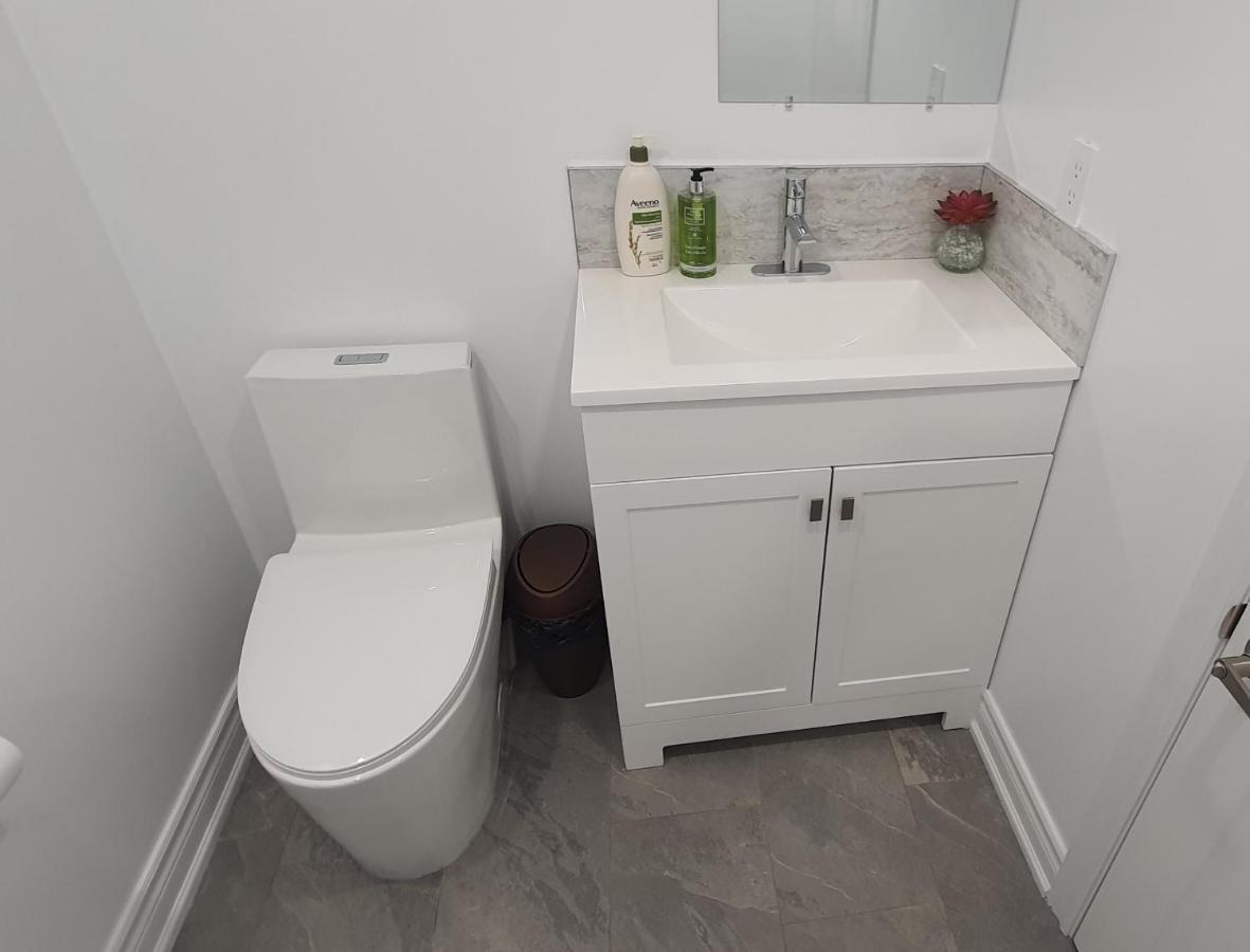 A Home Away Торонто Екстериор снимка