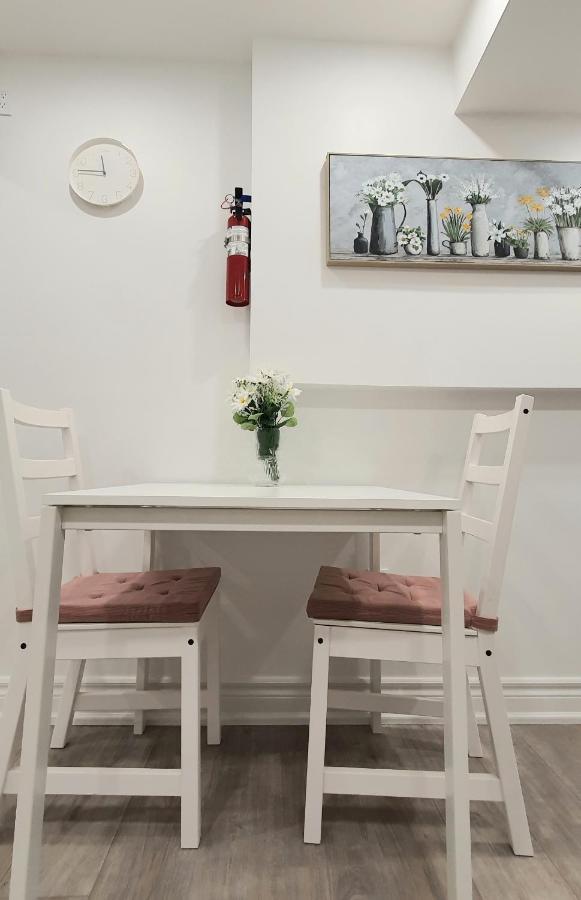A Home Away Торонто Екстериор снимка