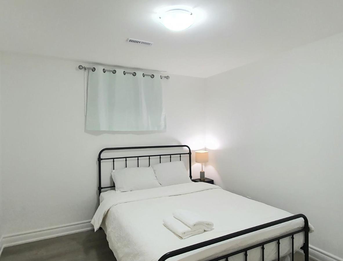 A Home Away Торонто Екстериор снимка