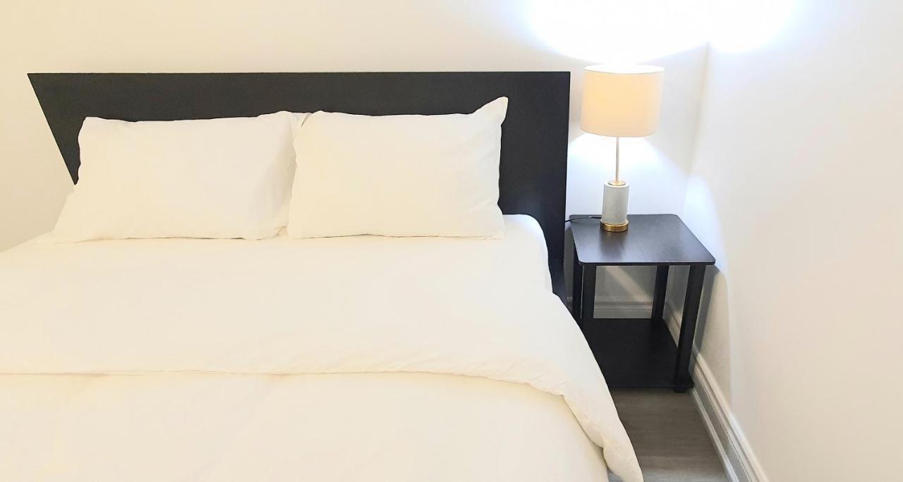 A Home Away Торонто Екстериор снимка