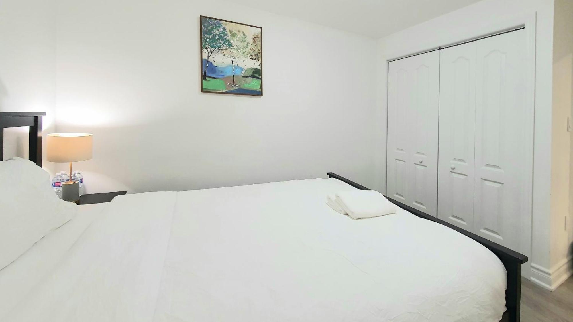A Home Away Торонто Екстериор снимка