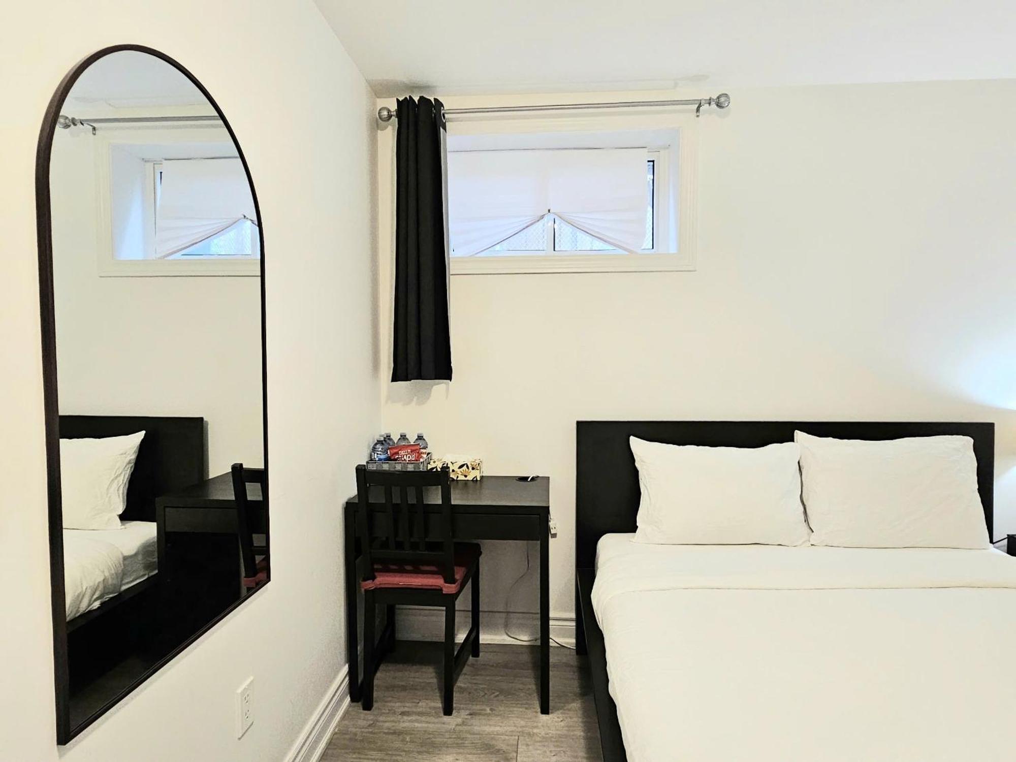 A Home Away Торонто Екстериор снимка