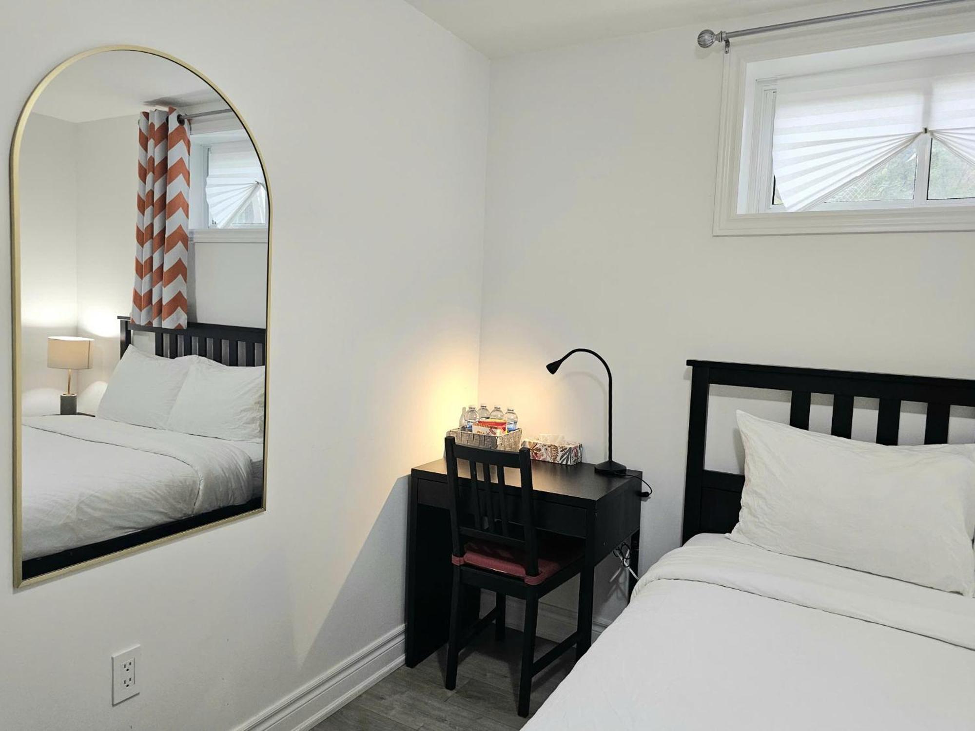 A Home Away Торонто Екстериор снимка